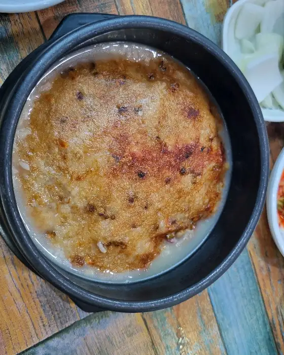 한 그릇 가득 나온 누룽지 삼계탕의 모습