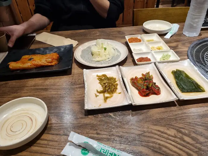 부라더고깃집 테이블 위 반찬들