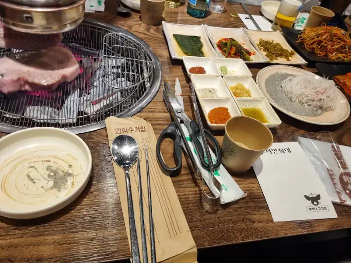 부라더고깃집 숯불 위 고기