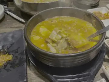 울산 남구 부라더고깃집, 푸짐한 밑반찬과 숯불 향 가득한 가성비 맛집 부라더고깃집 김치찌개 모습