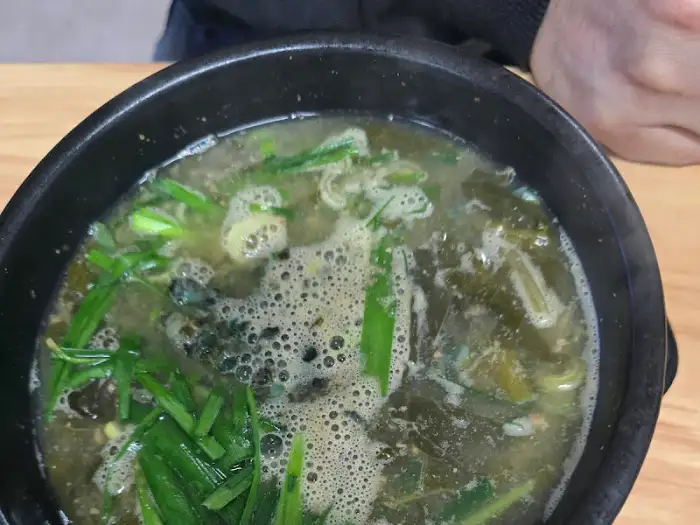 보글보글 끓고 있는 다슬기 해장국의 근접샷