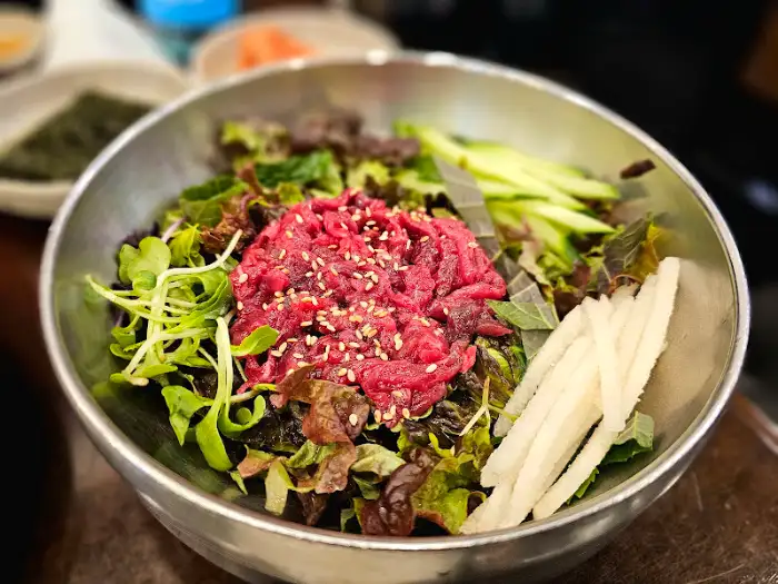 부촌육회 본점의 육회비빔밥 그릇