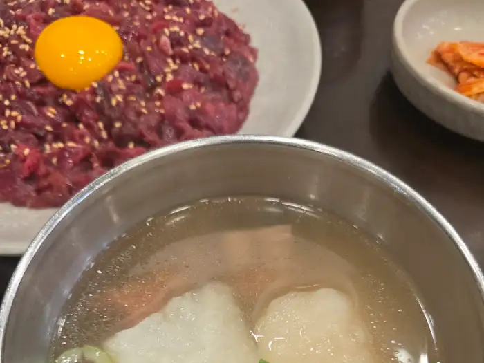 부촌육회 본점의 신선한 육회와 맑은 소고기 뭇국