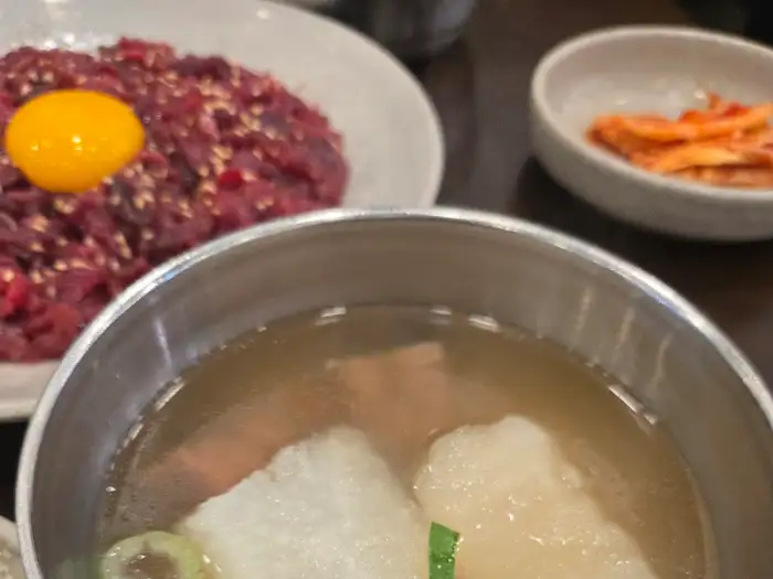 부촌육회 본점의 육회와 맑은 소고기 뭇국