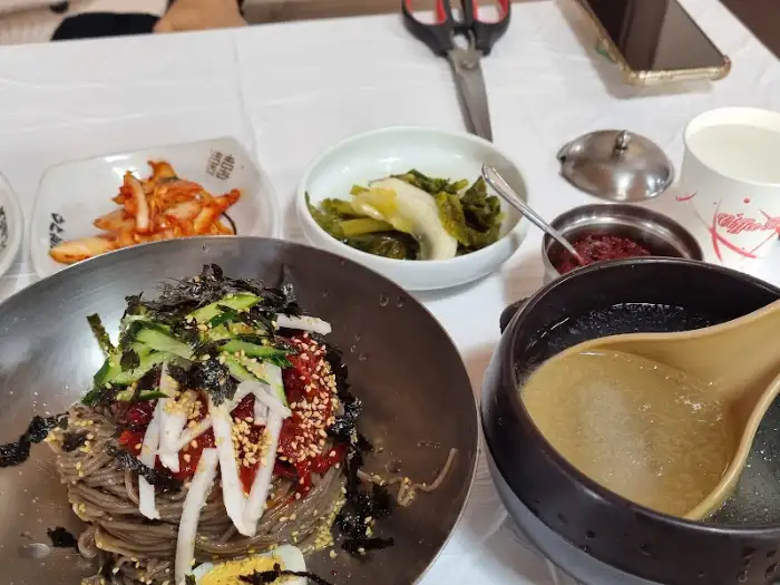 봉평메밀막국수냉면의 막국수와 동치미 국물
