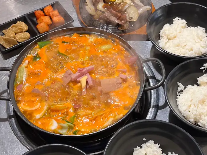 푸짐한 건더기와 밥 한 공기가 함께 나온 용산국제회관 부대찌개 한상차림