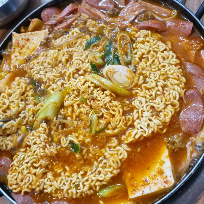라면사리가 듬뿍 들어간 부대찌개 근접 촬영