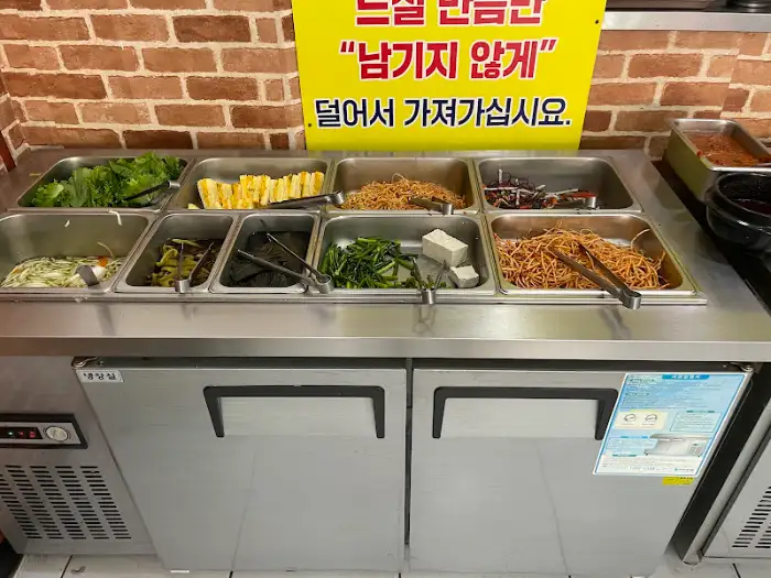 다양한 종류의 반찬이 가지런히 놓여 있는 뷔페식대