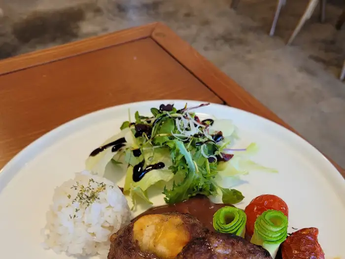 부여제철소의 덮밥 요리, 밥과 함께 고기, 채소가 풍성하게 담겨 있음