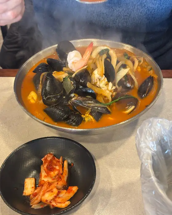푸짐한 해물이 가득 담긴 짬뽕