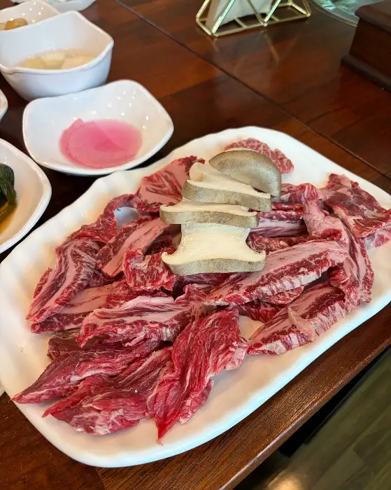 황소실비 푸짐하게 담긴 한우 부챗살과 팽이버섯