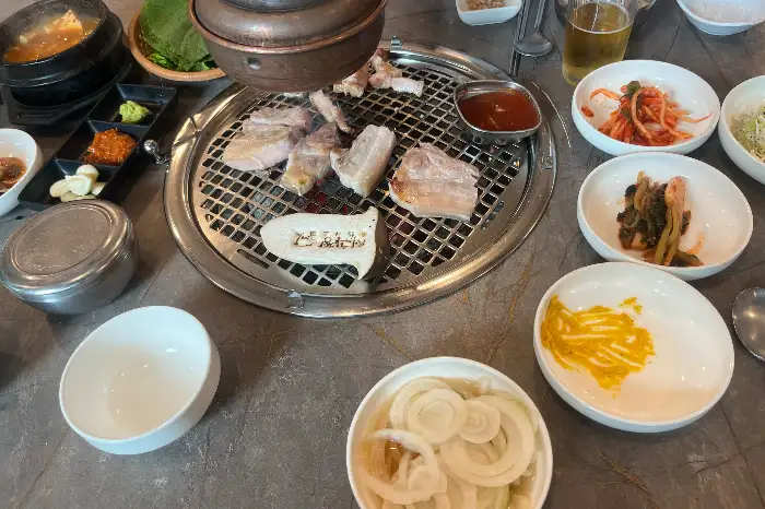 숯불 위에서 익어가는 갈비