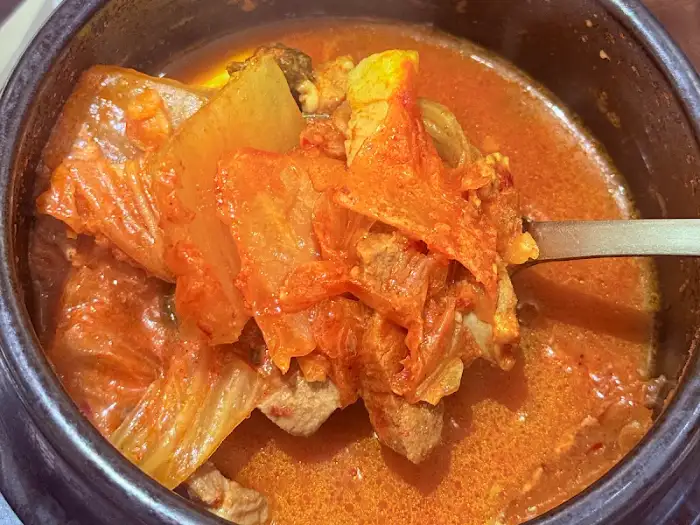 김치와 함께 끓여지고 있는 얼큰한 찌개
