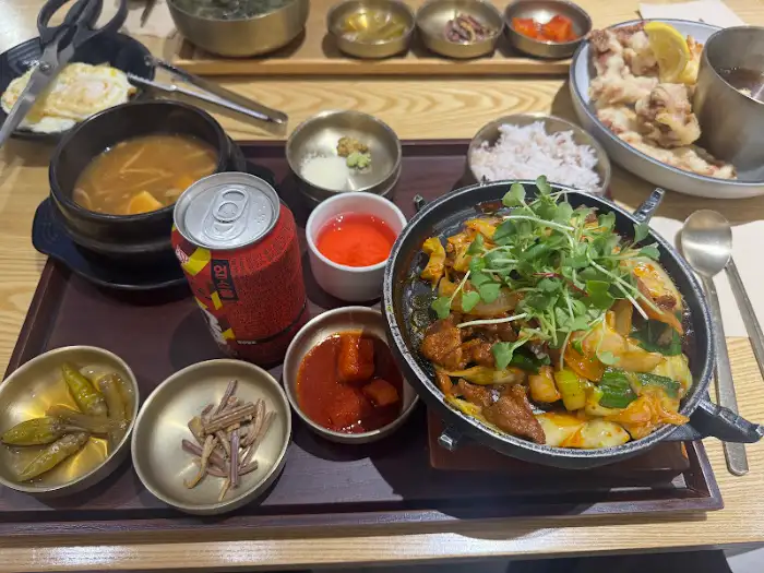 카페동이 동성로 본점의 쭈꾸미볶음과 밥, 반찬이 차려진 한 상 차림