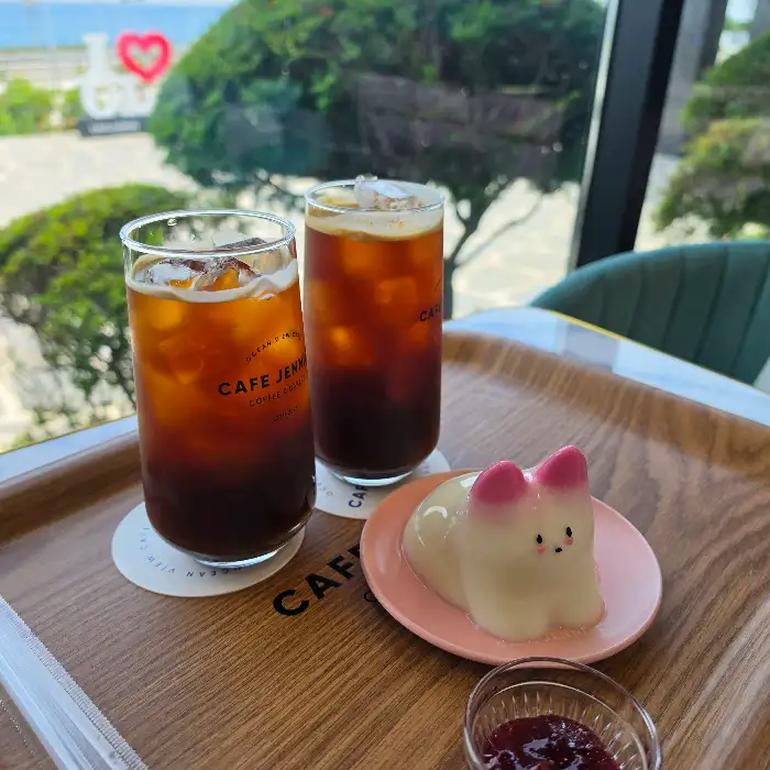 카페제니엘 울진 매화점에서 주문한 아이스 아메리카노와 귀여운 푸딩