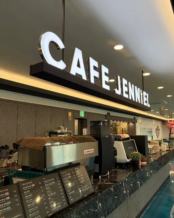 카페제니엘 울진 매화점의 세련된 간판과 내부 전경