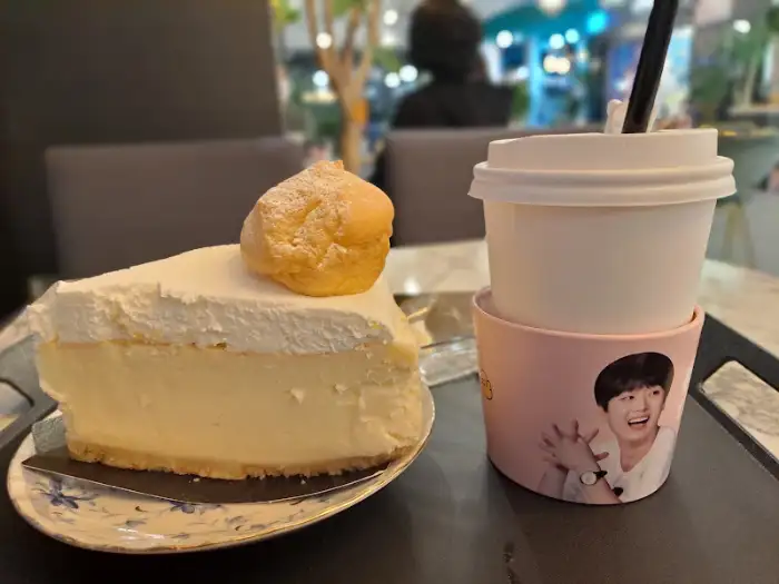 크림이 듬뿍 올라간 케이크와 음료