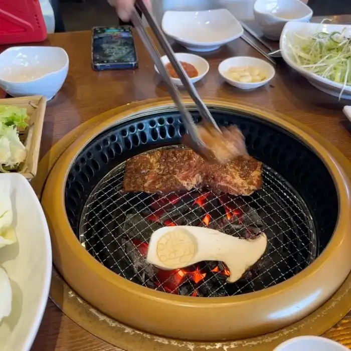 쾌지나칭칭 숯불 위에 놓인 두툼한 왕갈비