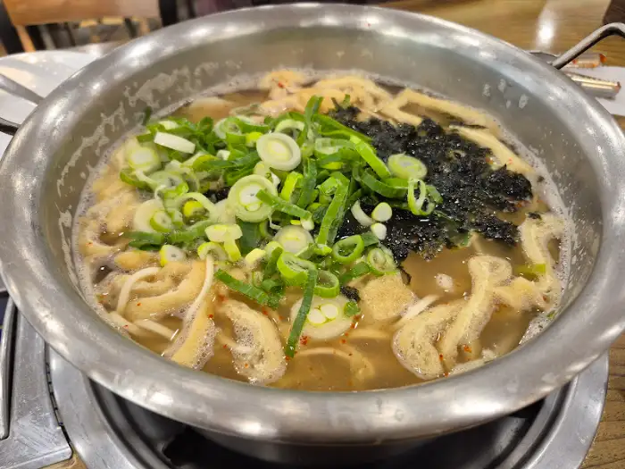 신선한 파와 김가루가 올라간 해물 칼국수