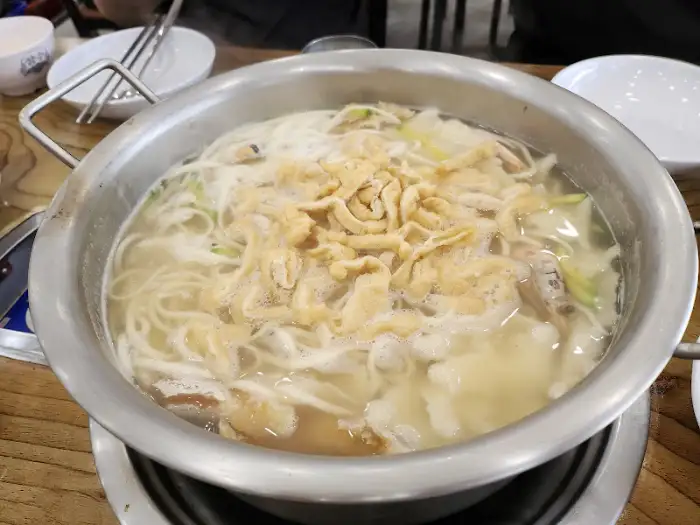 푸짐한 해물 칼제비와 쫄깃한 면발, 수제비