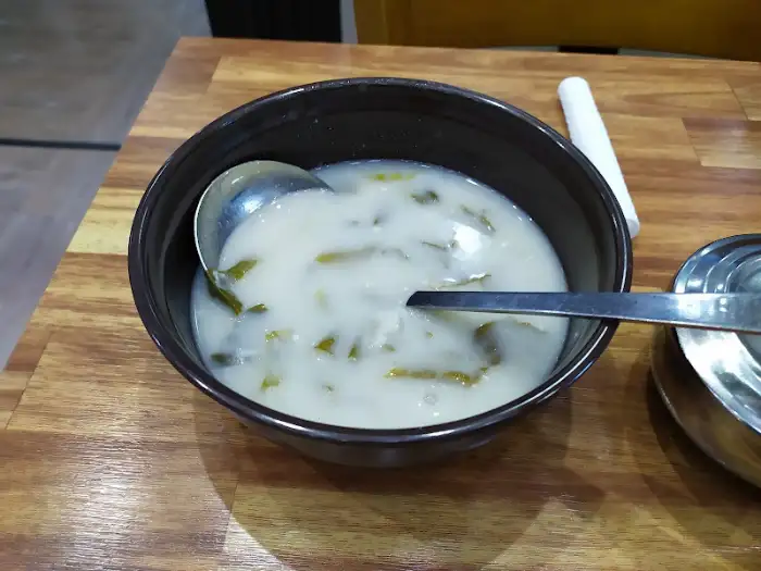 구수한 된장찌개가 담긴 그릇