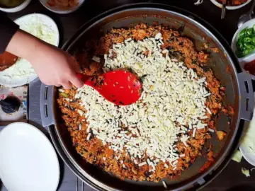 치즈 듬뿍 올린 닭갈비 볶음밥