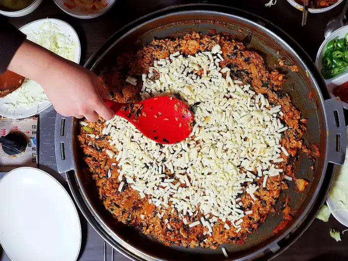 치즈 듬뿍 올린 닭갈비 볶음밥