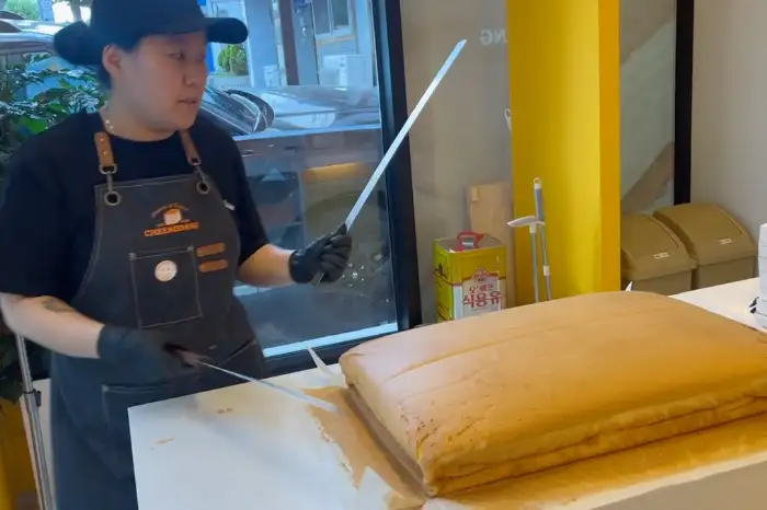 카스테라를 자르고 있는 치즈당 직원