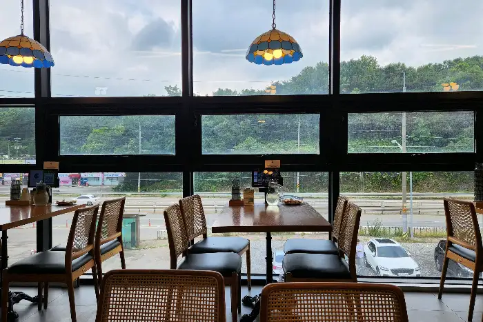 치히로 충남당진점의 넓고 쾌적한 실내 전경