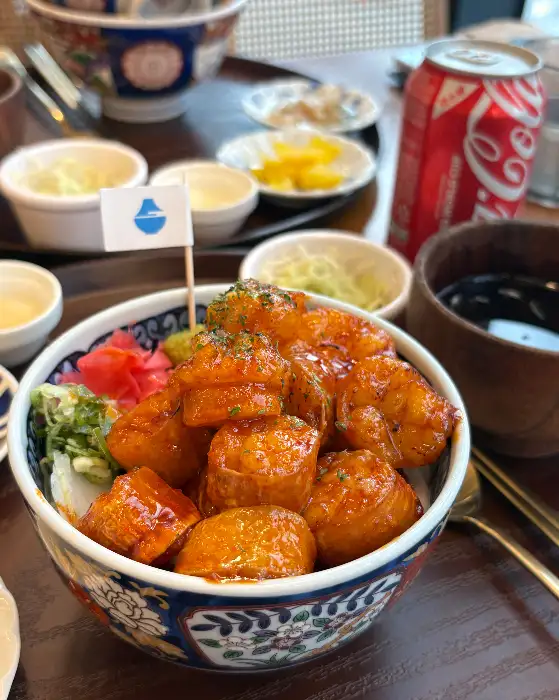 푸짐하게 담겨 나온 치히로 충남당진점의 텐동