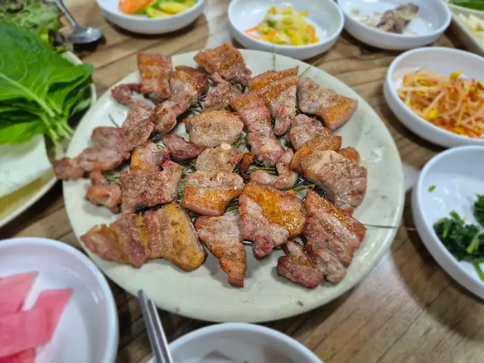 청봉숯불구이의 숯불 돼지갈비 한 접시