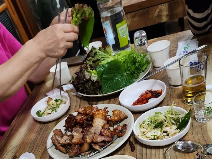 신선한 쌈 채소와 함께 즐기는 돼지갈비