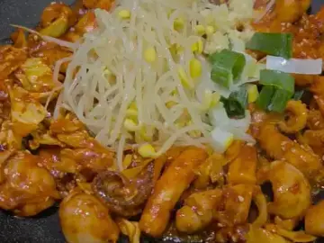 청담동선학쭈꾸미의 먹음직스러운 철판 쭈꾸미