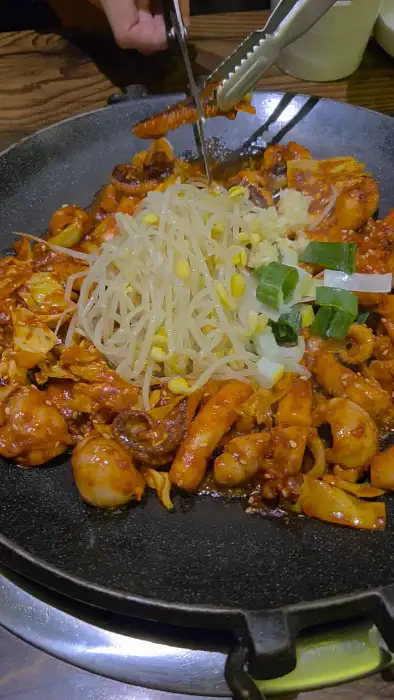 청담동선학쭈꾸미의 먹음직스러운 철판 쭈꾸미