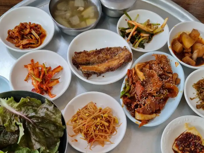 푸짐하게 차려진 청도식당의 정식 한 상 차림