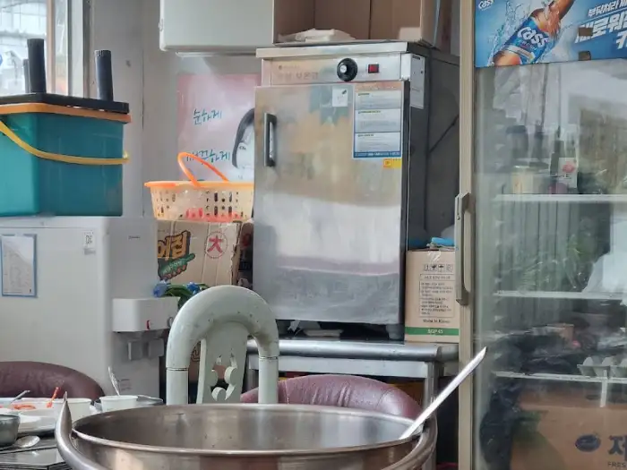 청도식당 내부의 빈티지한 분위기를 보여주는