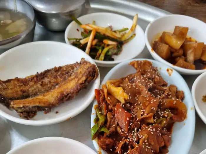 청도식당 정식 반찬으로 나온 제육볶음과 갈치구이