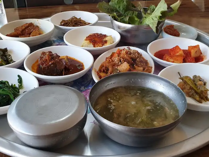 청도식당 정식에 포함된 다양한 나물 반찬과 국