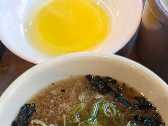 청실홍실 신포본점의 뜨끈한 멸치 육수와 곁들임로 나온 노른자