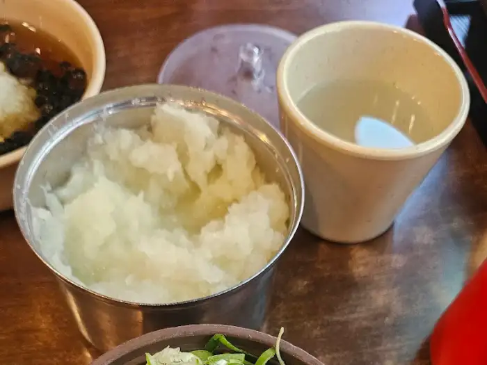 판모밀과 함께 나오는 강판에 간 무와 와사비