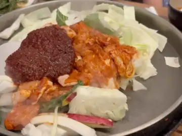 통나무집닭갈비 본점: 춘천 닭갈비 본연의 맛을 제대로 느끼다 통나무집닭갈비 본점 철판 닭갈비 조리 모습