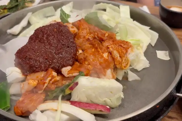 통나무집닭갈비 본점 철판 닭갈비 조리 모습