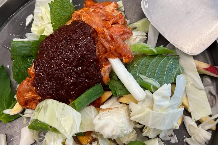 통나무집닭갈비 본점 닭갈비 재료 준비 모습