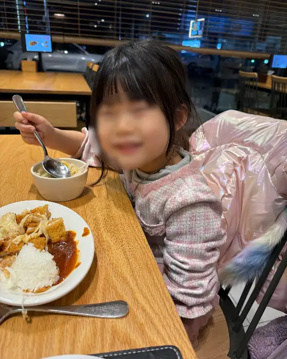 어린아이가 돈까스와 밥을 먹는 모습