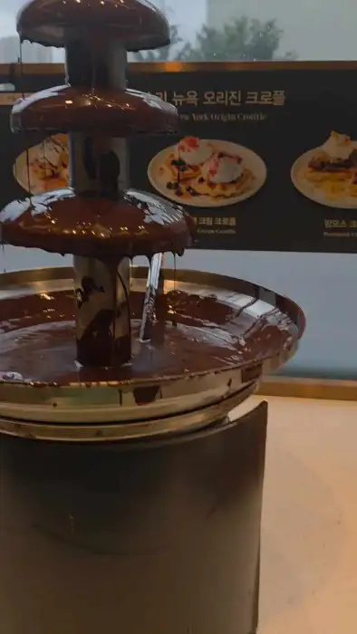 따뜻한 초콜릿이 흐르는 초콜릿 분수