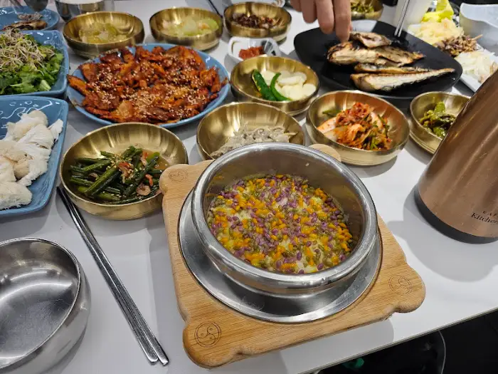 춘산식당 솥밥과 반찬 모습