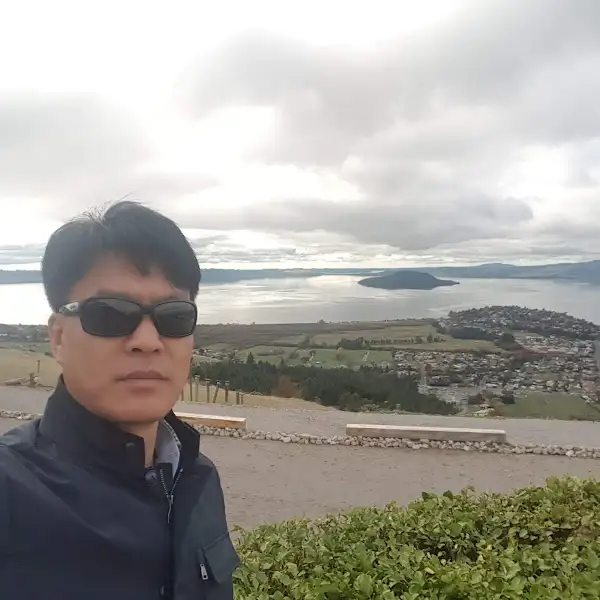 맑은 하늘과 산이 보이는 풍경