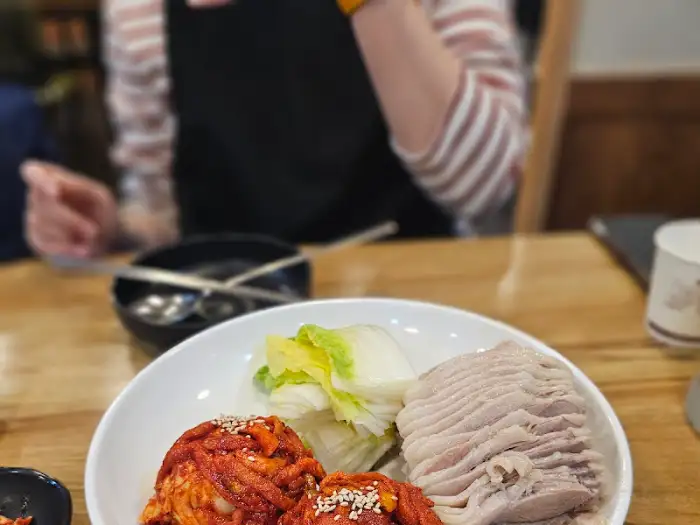 보쌈과 겉절이가 담긴 플레이트 근접 촬영