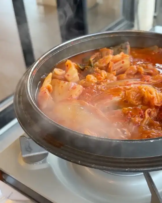 뜨겁게 끓고 있는 묵은지 고등어찜의 클로즈업 샷