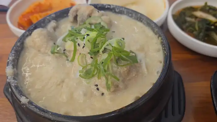 로로삼계탕 평택점의 부드러운 닭고기